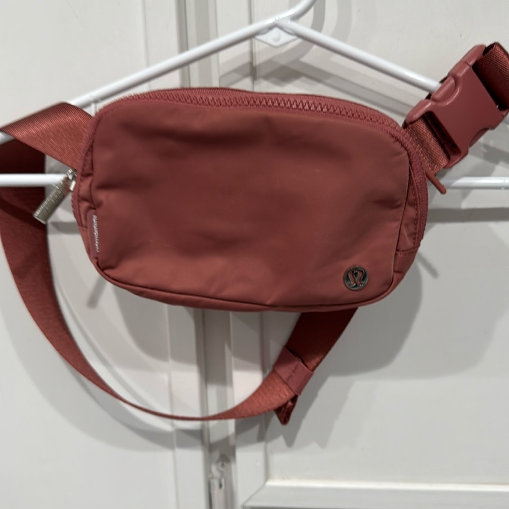 lululemon athletica Dusty Rose Waist Bag
